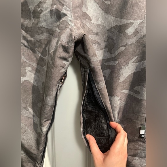 Green camo women’s large DC Shoe Company snowboarding pants, waterproof, 10k - Picture 8 of 10